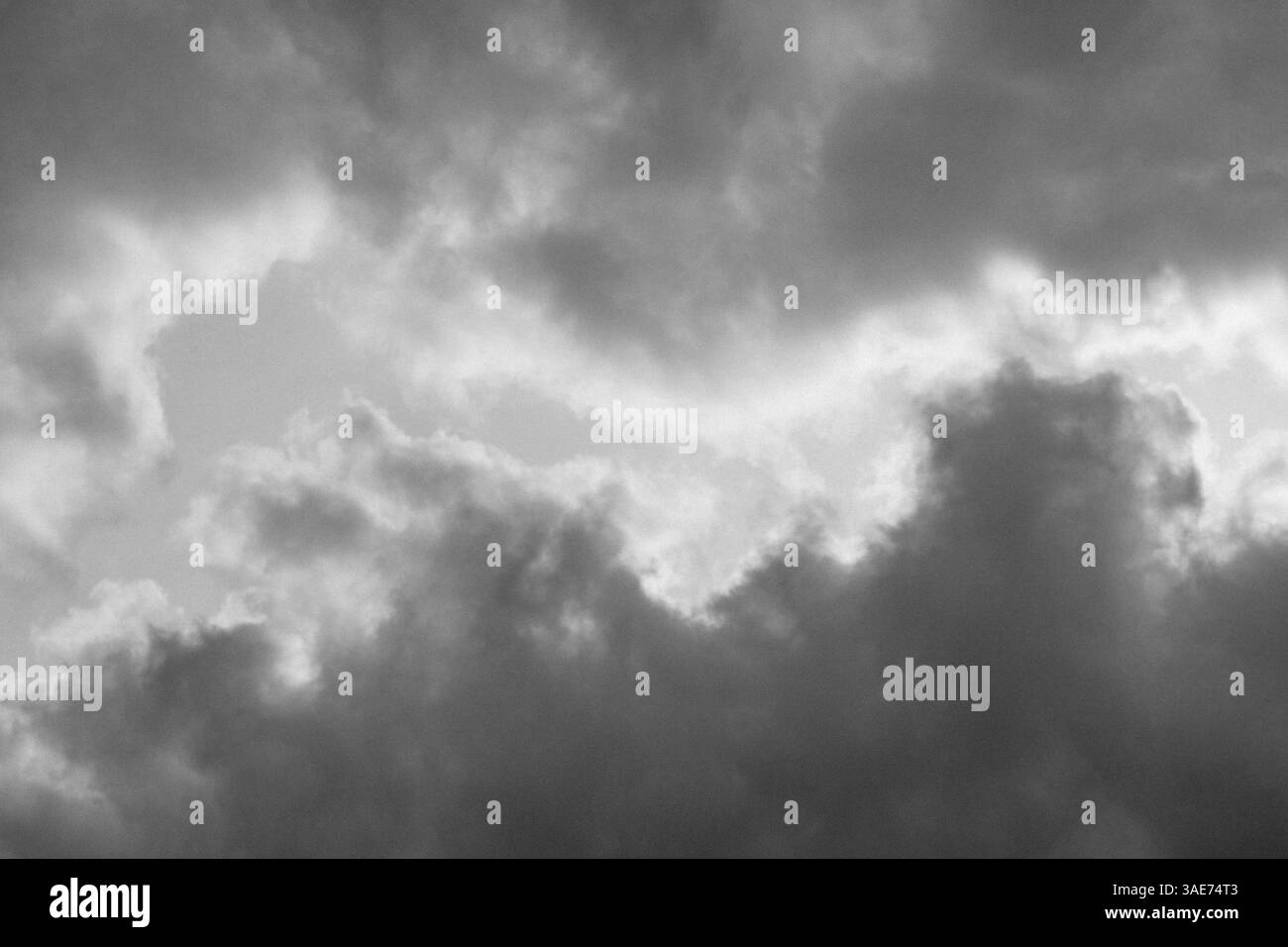 Nuages noirs et blancs spectaculaires photographiés comme texture haute résolution. Idée de remplacement de fond ou de ciel, de retouche photo ou de composit artistique Banque D'Images