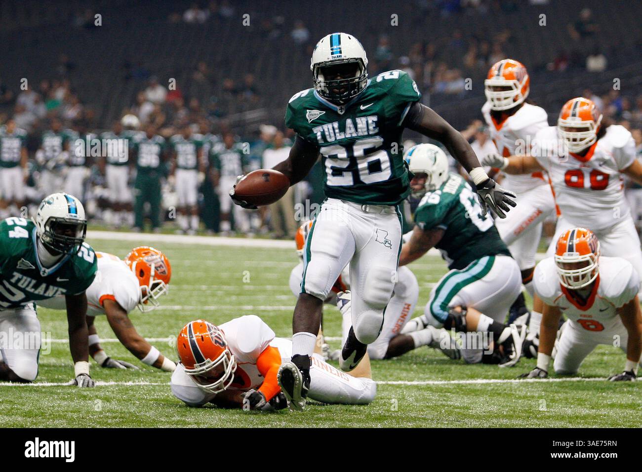 15 octobre 2011 : Tulane Green Wave Running Back Orleans Darkwa #26 marque un touchdown pendant la première moitié du match de football NCAA entre les UTEP Miners et la Tulane Green Wave au Mercedes-Benz Superdome de la Nouvelle-Orléans, en Louisiane. (Crédit image : © Jonathan Bachman/Cal Sport Media/ZUMAPRESS.com) Banque D'Images