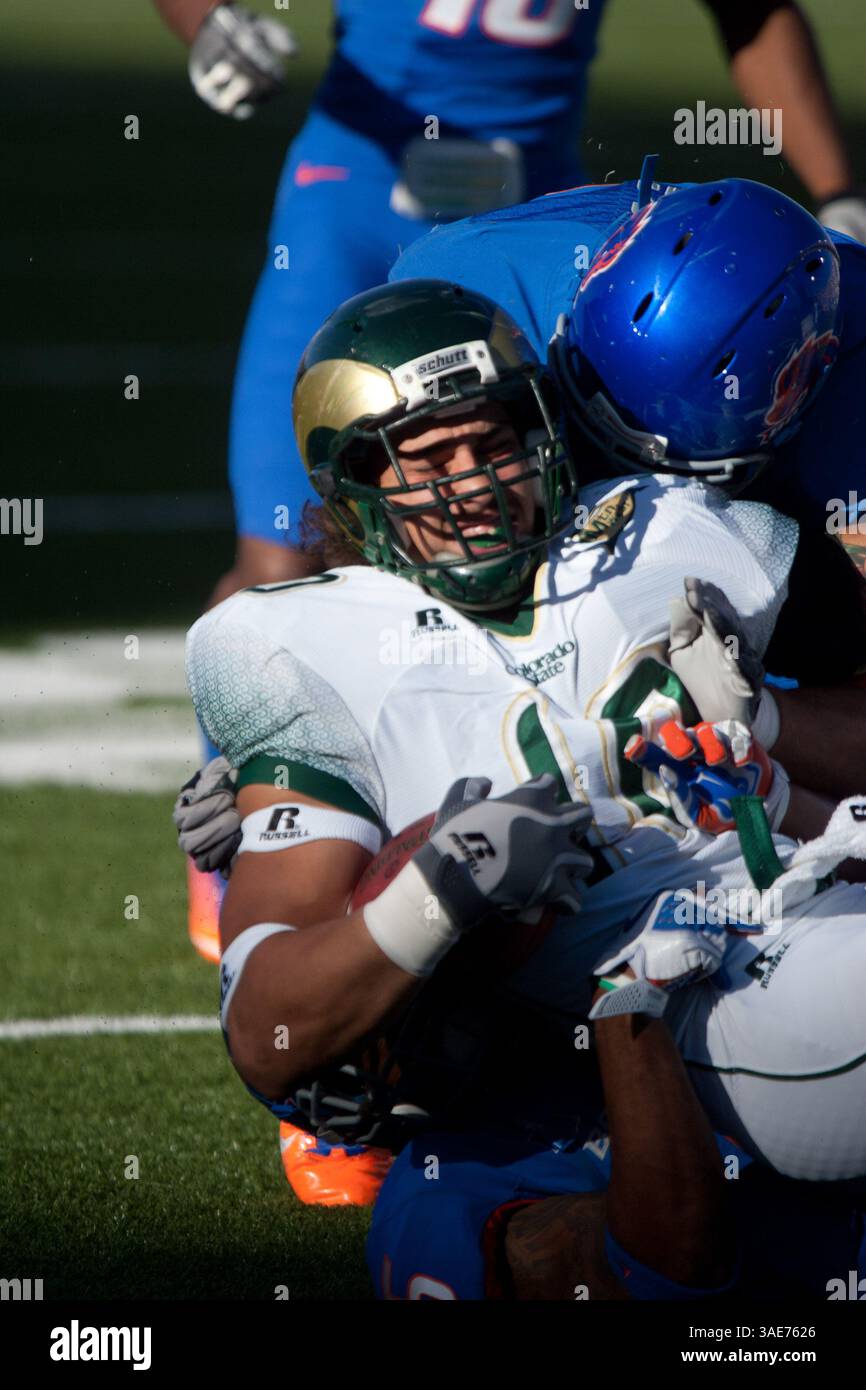 Colorado State Tight End, Crockett Gillmore, est enveloppé par les tacles de Boise State en première mi-temps. (Crédit image : © Derek Regensburger/Cal Sport Media/ZUMAPRESS.com) Banque D'Images