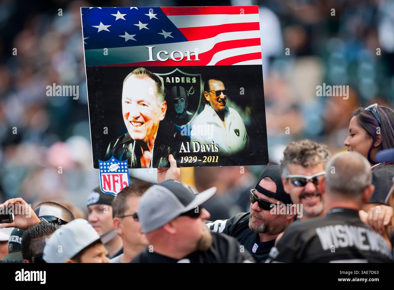 16 octobre 2011 : un fan des Raiders d'Oakland montre son hommage à Al Davis lors du match de football NFL entre les Raiders d'Oakland et les Browns de Cleveland à l'O.co Coliseum d'Oakland, CA. Les Raiders ont battu les Browns 24-17. â© Damon Tarver/Cal Sport Media(image crédit : © Damon Tarver/Cal Sport Media/ZUMAPRESS.com) Banque D'Images