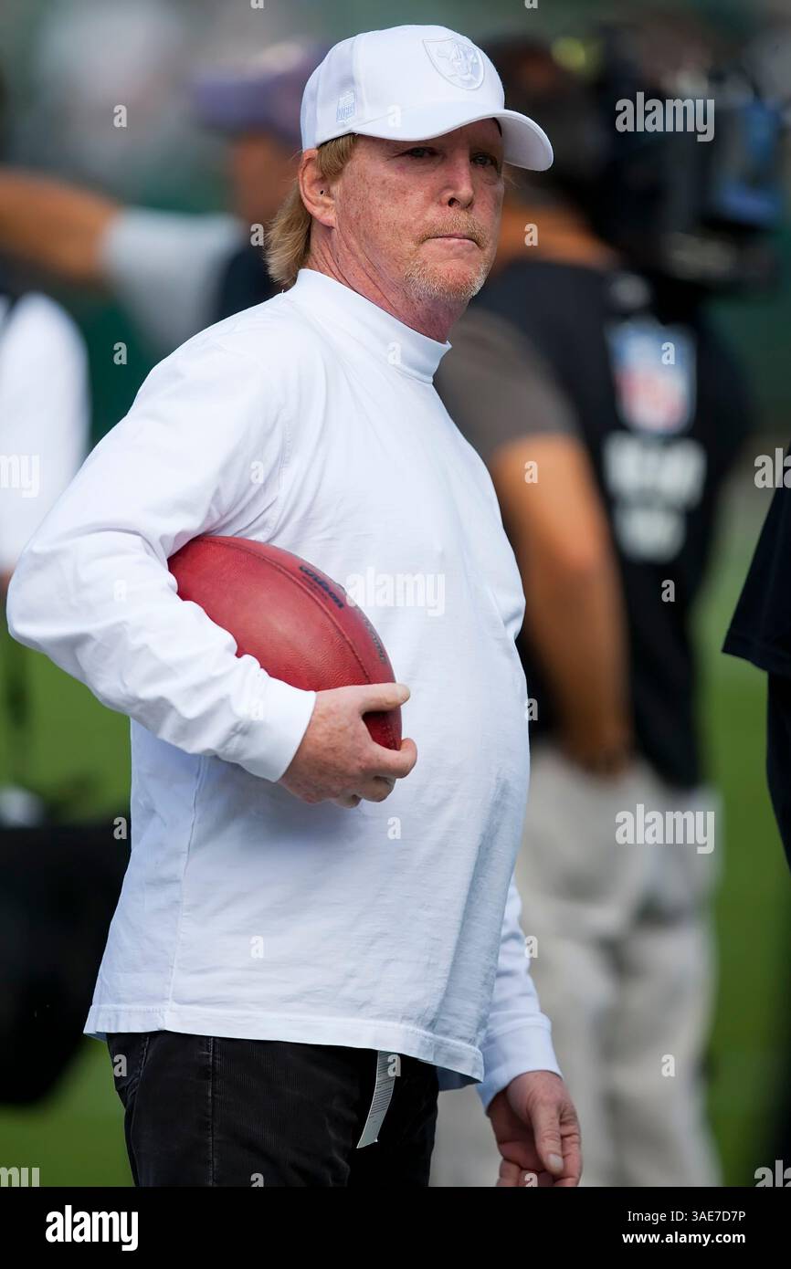 16 octobre 2011 : Mark Davis, fils de l'ancien propriétaire des Oakland Raiders Al Davis avant le match de football NFL entre les Oakland Raiders et les Cleveland Browns au O.co Coliseum d'Oakland, CA. Les Raiders ont battu les Browns 24 à 17. â© Damon Tarver/Cal Sport Media(image crédit : © Damon Tarver/Cal Sport Media/ZUMAPRESS.com) Banque D'Images