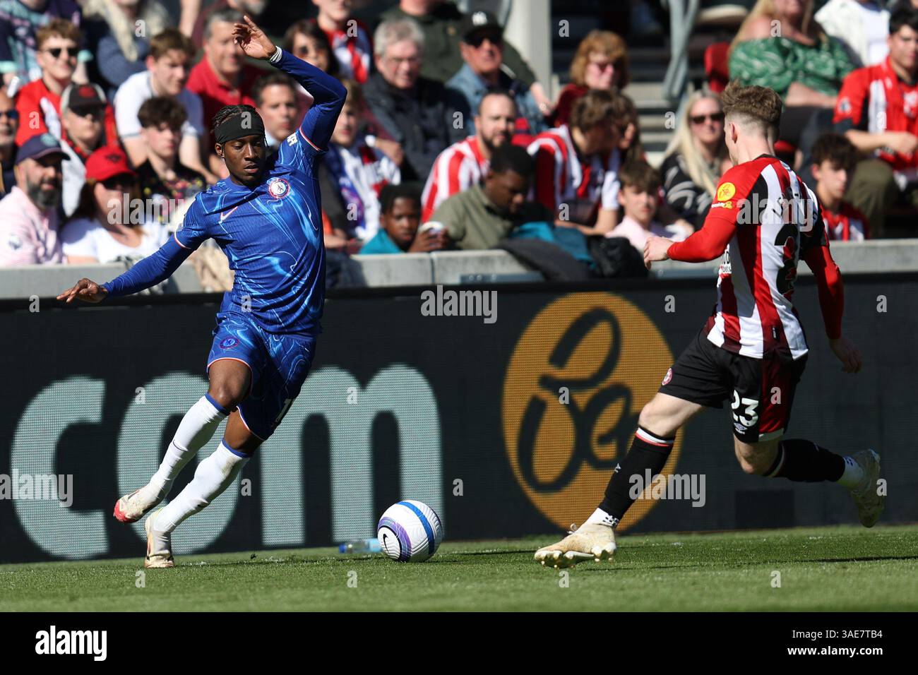 Londres, Royaume-Uni. 06 avril 2025. Londres, Angleterre, 6 avril 2025 : Noni Madueke de Chelsea reçoit la pression de Keane Lewis-Potter de Brentford lors du match de premier League entre Brentford et Chelsea au Gtech Community Stadium à Londres, Angleterre (Alexander Canillas/SPP) crédit : SPP Sport Press photo. /Alamy Live News Banque D'Images