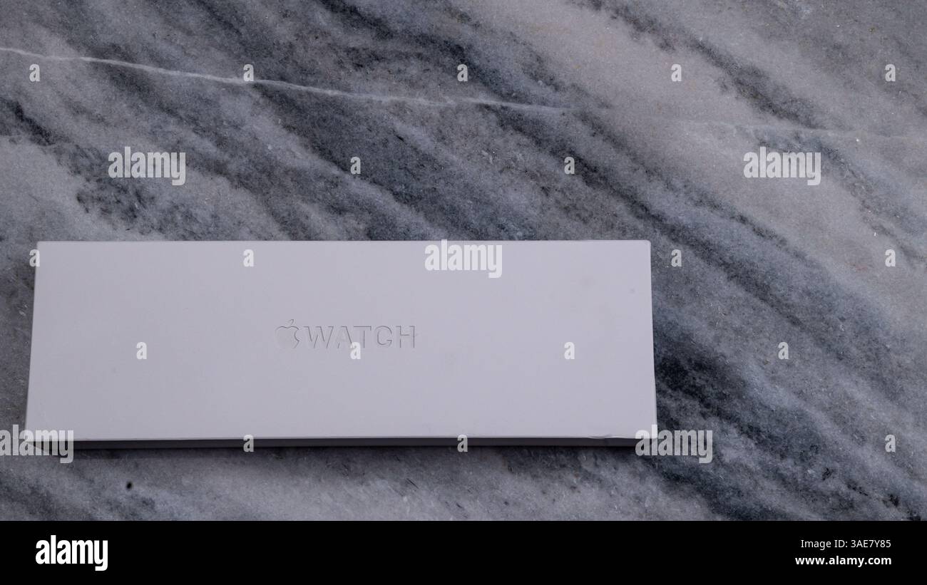 Jurmala, Lettonie 11.01.2025 : Nouvelle Apple Watch Ultra 2 Black Titanium. Boîte blanche élégante pour une Smartwatch reposant sur une surface en marbre lisse dans un Banque D'Images