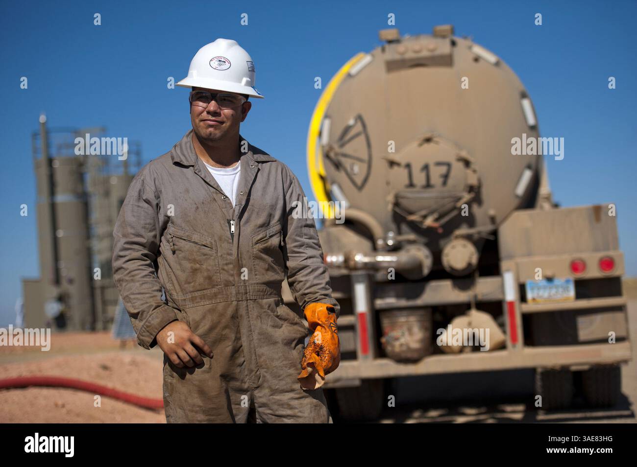 27 septembre 2011 - Watford City, MN, États-Unis - Kenny LeBaron et son frère ont déménagé du Minnesota au Dakota du Nord pour profiter de salaires plus élevés en raison d'un boom pétrolier là-bas. Ici, ils desservent un puits de gaz et de pétrole près de Watford City, Dakota du Nord, le 27 septembre 2011. (Crédit image : © Glen Stubbe/Minneapolis Star Tribune/MCT/ZUMAPRESS.com) Banque D'Images