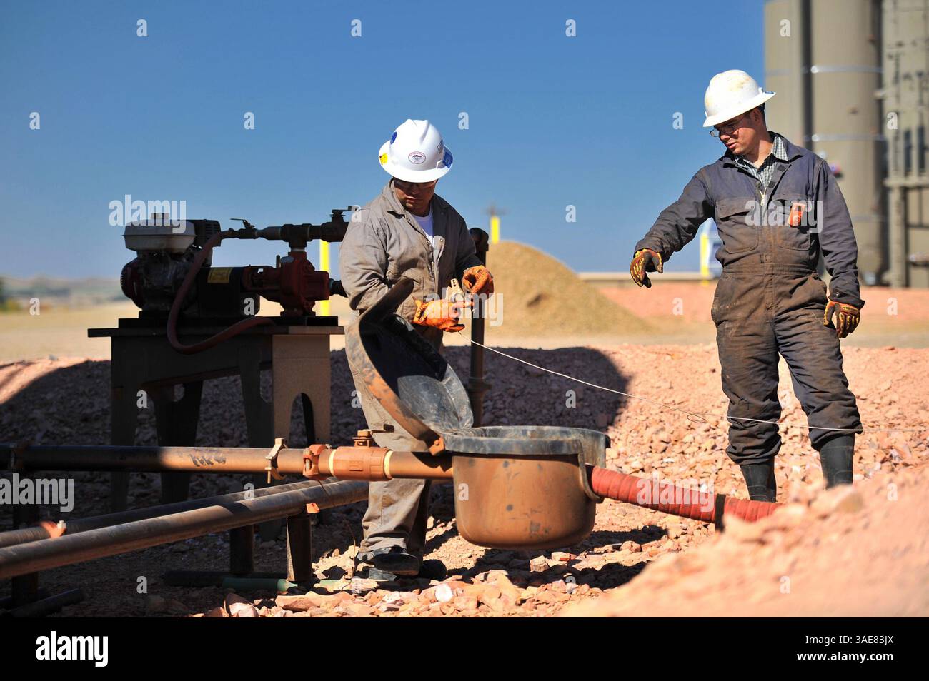27 septembre 2011 - Watford City, MN, États-Unis - Kenny LeBaron, à gauche, et son frère Joshua ont déménagé au Dakota du Nord du Minnesota pour profiter de salaires plus élevés en raison d'un boom pétrolier là-bas. Ici, ils desservent un puits de gaz et de pétrole près de Watford City, Dakota du Nord, le 27 septembre 2011. (Crédit image : © Glen Stubbe/Minneapolis Star Tribune/MCT/ZUMAPRESS.com) Banque D'Images