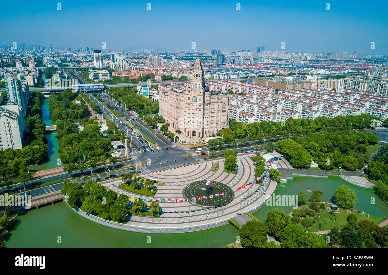 Suzhou, Chine - 06 septembre 2020 : vue aérienne de l'architecture historique et du paysage urbain dans une ville animée par temps clair Banque D'Images