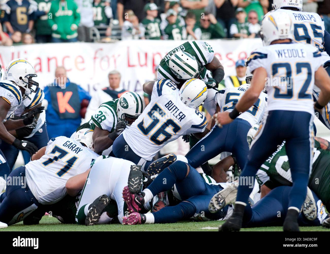 23 octobre 2011 : Shonn Greene (23 ans) est arrêté à la ligne de but par la défense des Chargers lors de l'action de la NFL entre les jets de New York et les Chargers de San Diego au MetLife Stadium à East Rutherford, New Jersey. (Crédit image : © Duncan Williams/Cal Sport Media/ZUMAPRESS.com) Banque D'Images