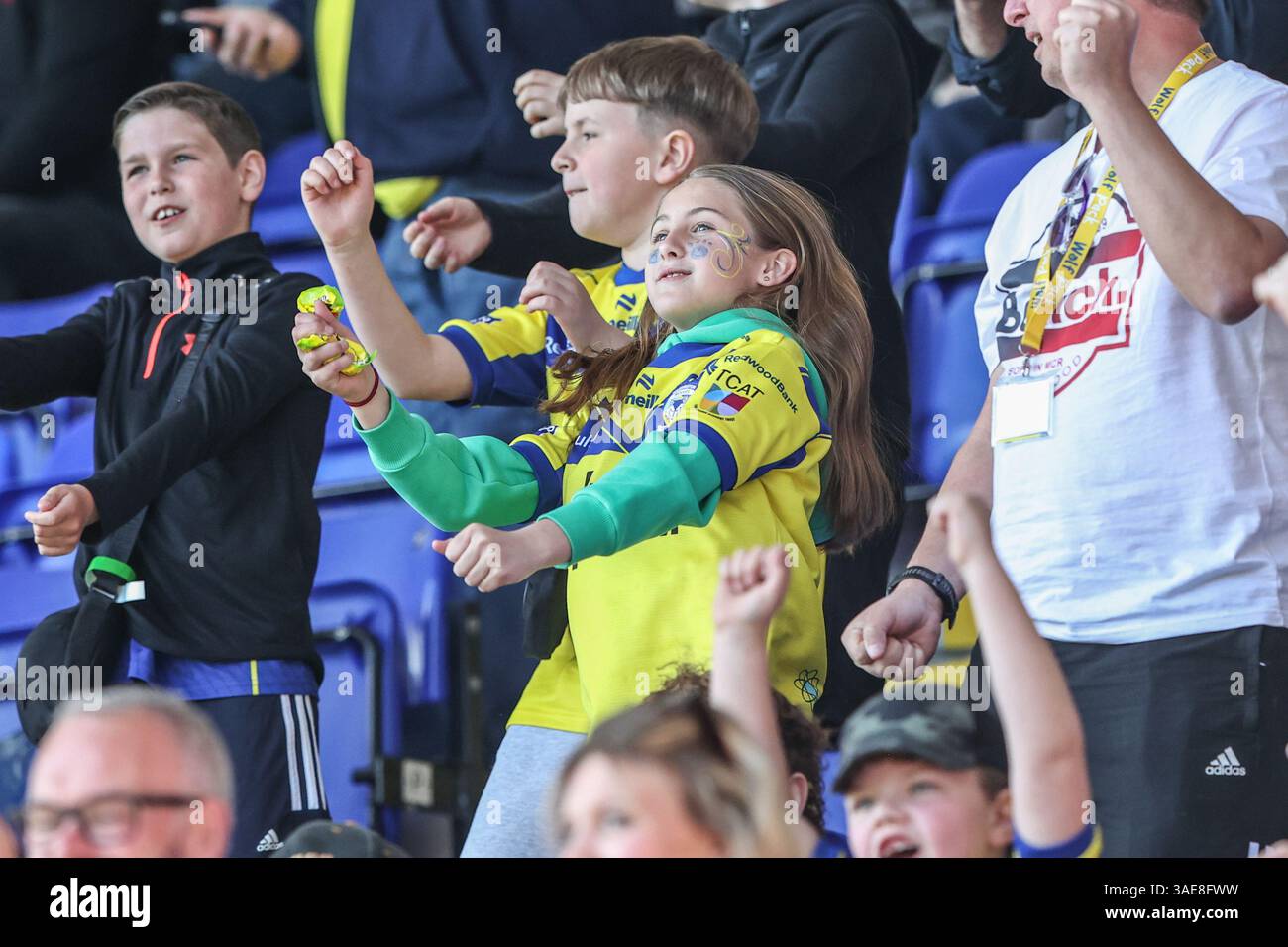 Les fans de Warrington célèbrent leurs équipes lors du match de quart de finale de la Betfred Challenge Cup Warrington Wolves vs St Helens au stade Halliwell Jones, Warrington, Royaume-Uni, le 6 avril 2025 (photo par Alfie Cosgrove/News images) Banque D'Images