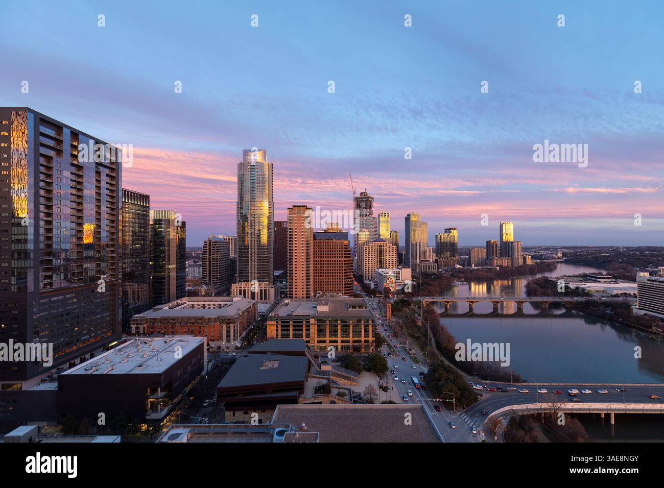 Coucher de soleil sur Austin Texas skyline avec Ladybird Lake et Rainey Street District. Banque D'Images