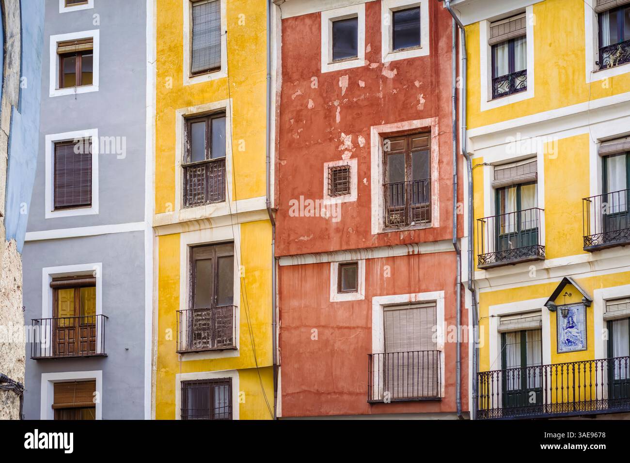 Cuenca, Espagne, 13 mai 2023 : couches de temps : les rues historiques de Cuenca aux couleurs éternelles Banque D'Images