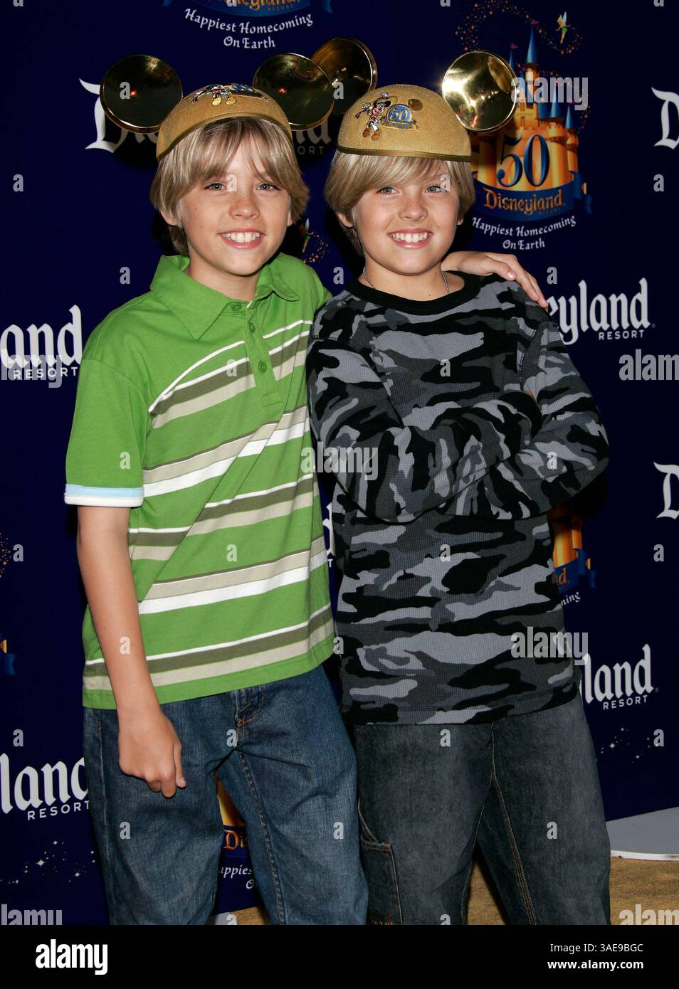 4 mai 2005 ; Anaheim, Californie, États-Unis ; DYLAN & COLE SPROUSE, acteur s, lors de la célébration du 50e anniversaire de Disneyland au parc Disneyland. (Crédit image : Lisa O'Connor/ZUMAPRESS.com) Banque D'Images