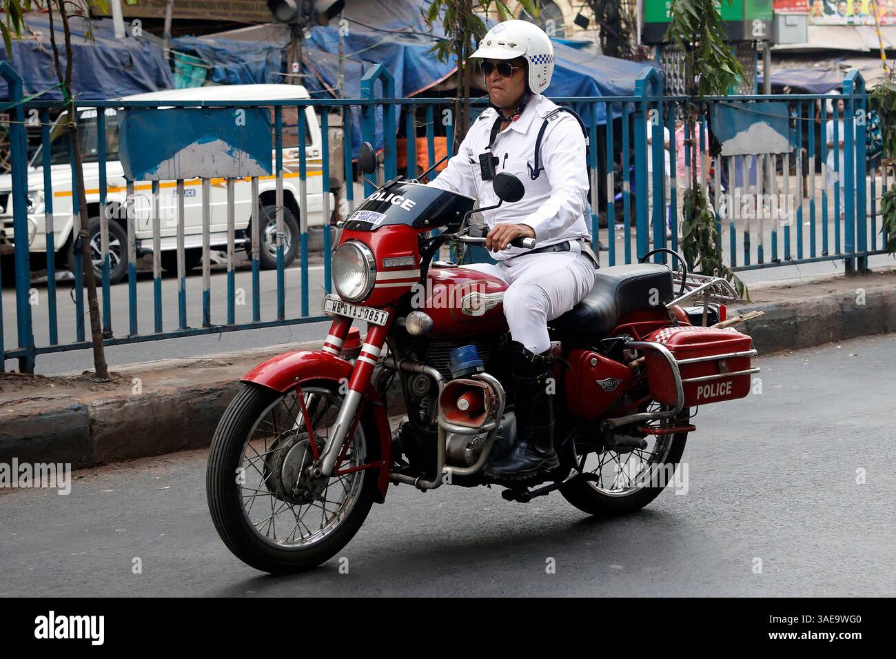 Policier sur une moto à Kolkata, Bengale occidental, Inde Banque D'Images