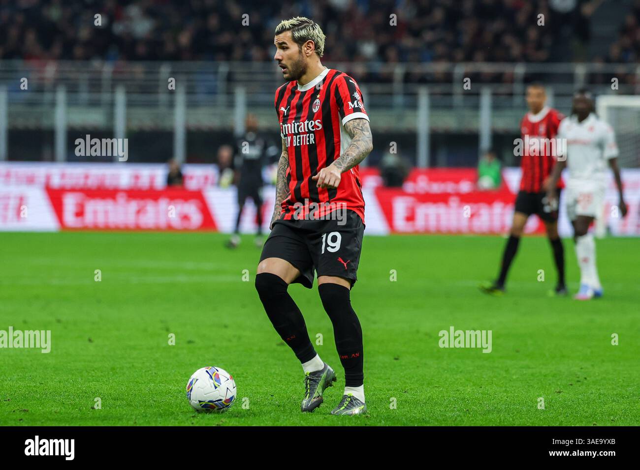 Theo Hernandez de l'AC Milan vu en action lors du match de football de Serie A 2024/25 entre l'AC Milan et l'ACF Fiorentina au stade San Siro Banque D'Images