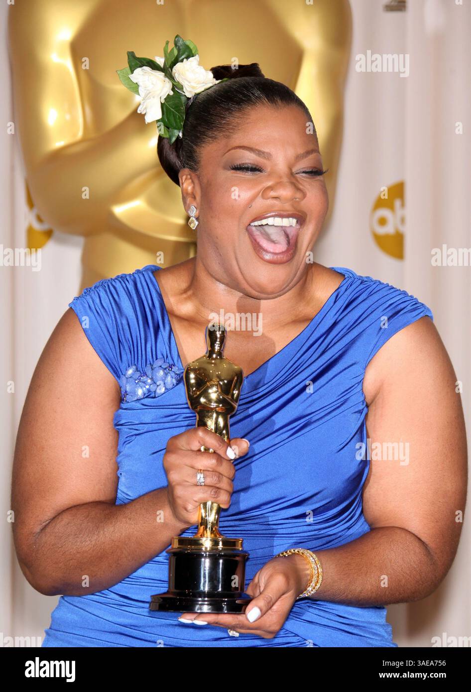 07 mars 2010 - Hollywood, Californie, États-Unis - L'actrice/chanteuse MO'NIQUE dans la salle de presse avec son Oscar pour 'meilleure performance d'une actrice dans un rôle secondaire' pour 'Precious : basé sur le roman Push by Sapphire' lors de la 82e cérémonie annuelle des Academy Awards tenue au Kodak Theater (crédit image : Lisa O'Connor/ZUMAPRESS.com) Banque D'Images