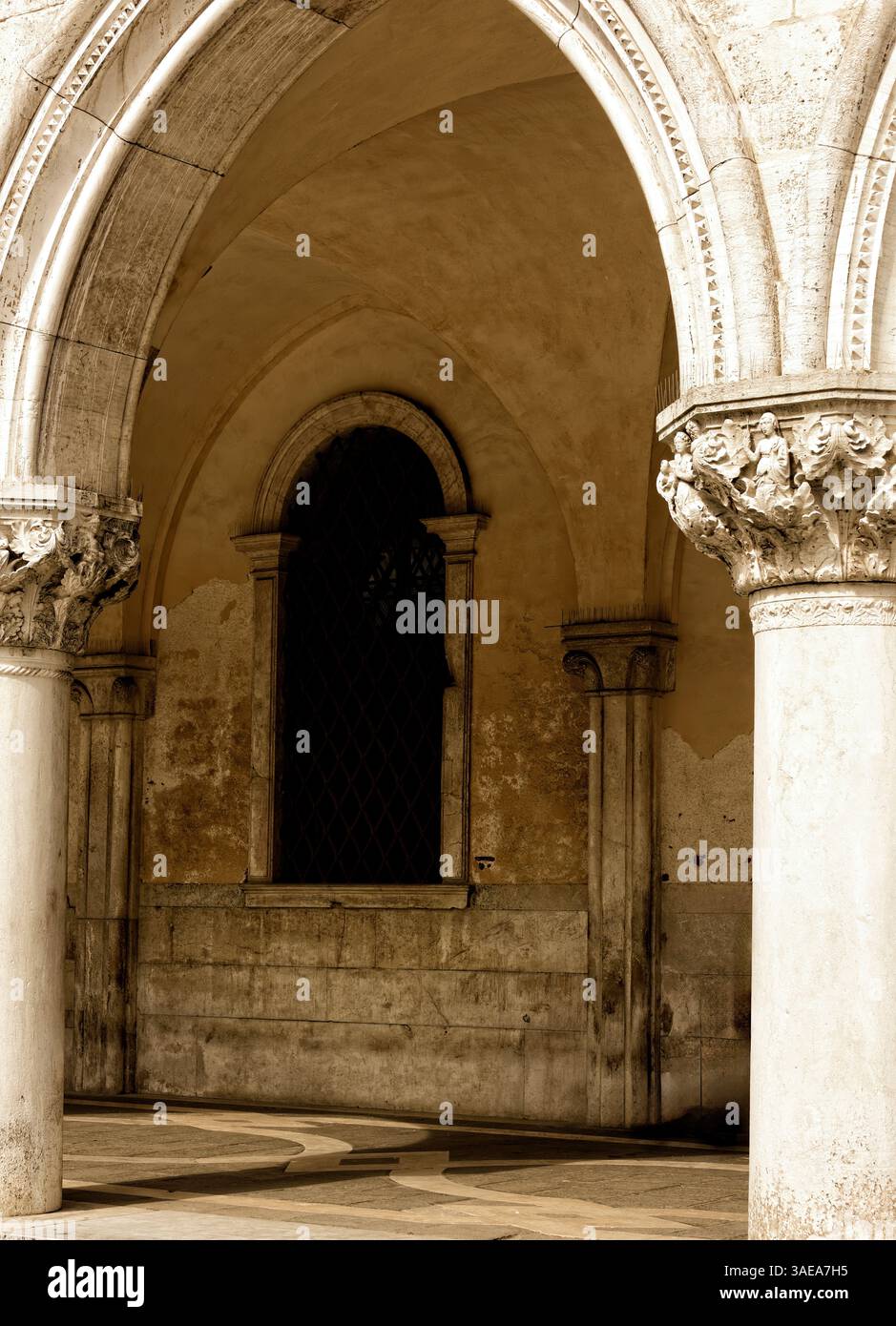 Porte et arche en marbre et pierre sur la place Saint Peters, Venise, Italie Banque D'Images