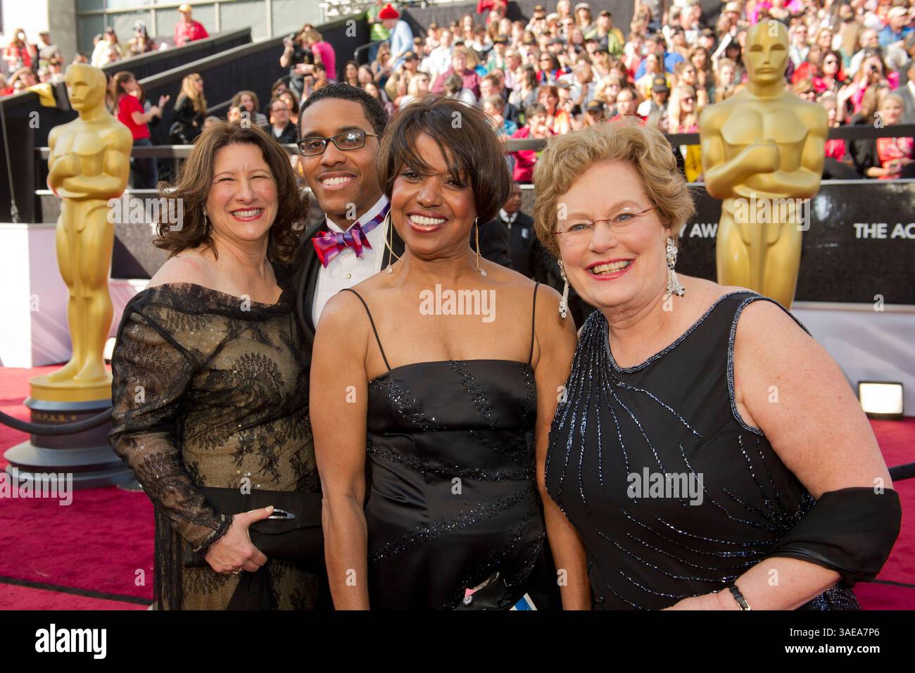 26 février 2012 - Hollywood, Californie, États-Unis - ROBIN FRYDAY, nominé aux Oscars pour le meilleur court métrage documentaire, arrive avec DARREN ARMSTRONG, SHIRLEY FLOYD et ABBY GINZBERG sur le tapis rouge des Oscars à la 84e cérémonie des Oscars, devant le Hollywood & Highland Center. (Crédit image : © Richard Harbaugh/The Academy/ZUMAPRESS.com) Banque D'Images