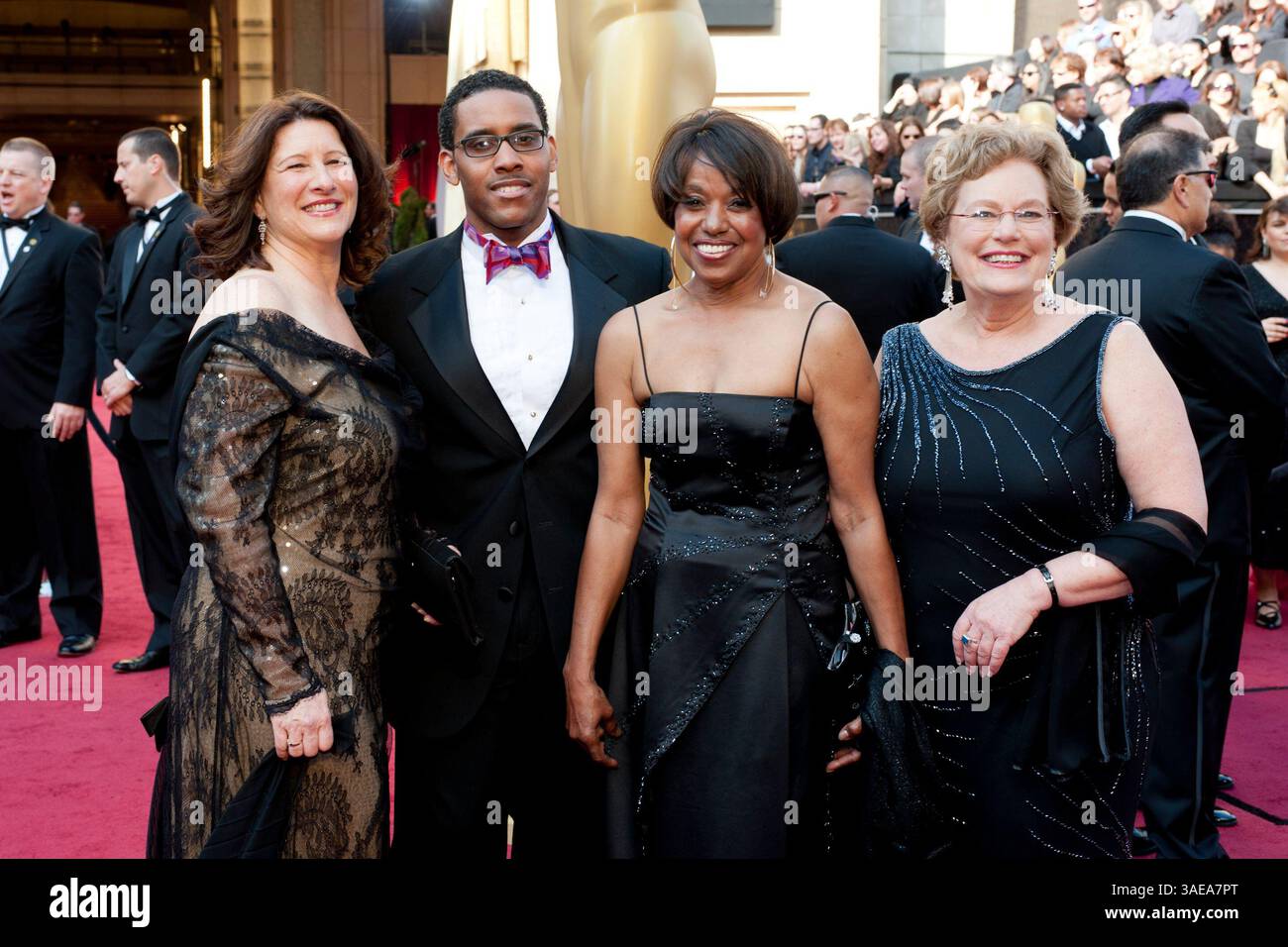 26 février 2012 - Hollywood, Californie, États-Unis - ROBIN FRYDAY, nominé aux Oscars pour le meilleur court métrage documentaire, arrive avec DARREN ARMSTRONG, SHIRLEY FLOYD et ABBY GINZBERG sur le tapis rouge des Oscars à la 84e cérémonie des Oscars, devant le Hollywood & Highland Center. (Crédit image : © Matt petit/The Academy/ZUMAPRESS.com) Banque D'Images