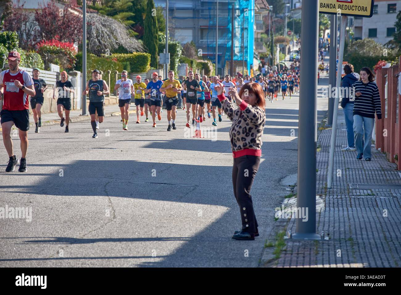 Nigran,Pontevedra,Espagne ;6 avril 2025 ;cette image en gros plan capture l'énergie et la détermination des coureurs participant à la course annuelle Vigo-Bayona Banque D'Images