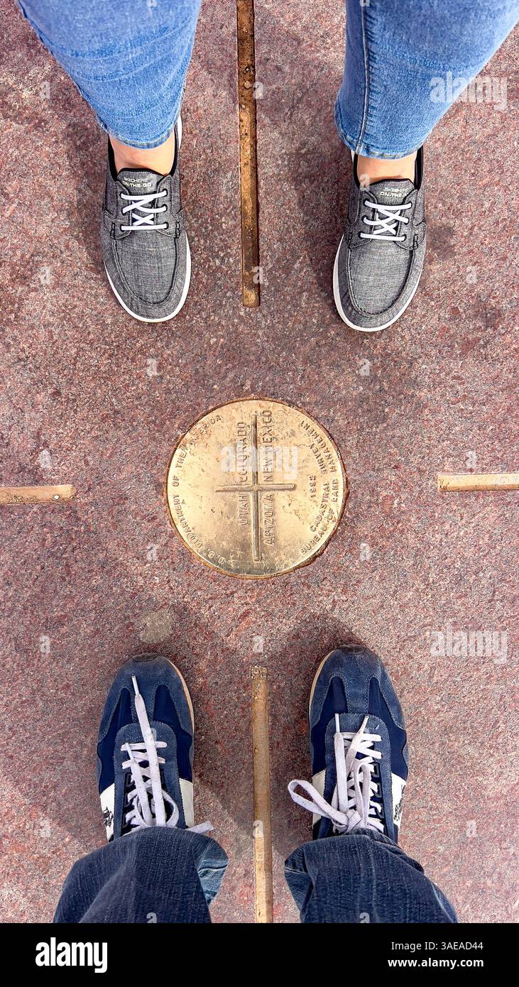 Four Corners, États-Unis - 4 mars 2022 : pieds dans quatre états à la fois Banque D'Images