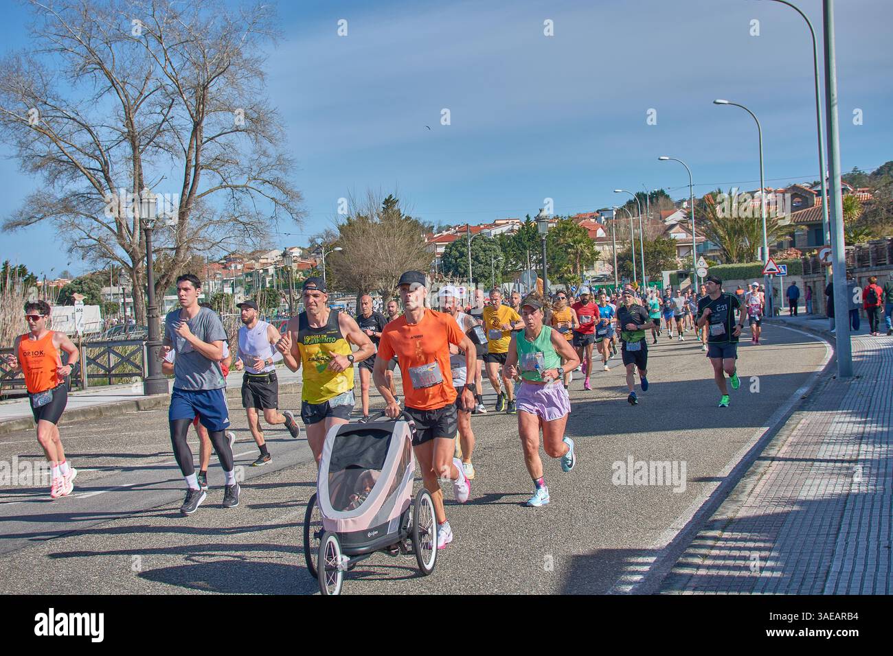 Nigran,Pontevedra,Espagne ;6 avril 2025 ;cette image en gros plan capture l'énergie et la détermination des coureurs participant à la course annuelle Vigo-Bayona Banque D'Images