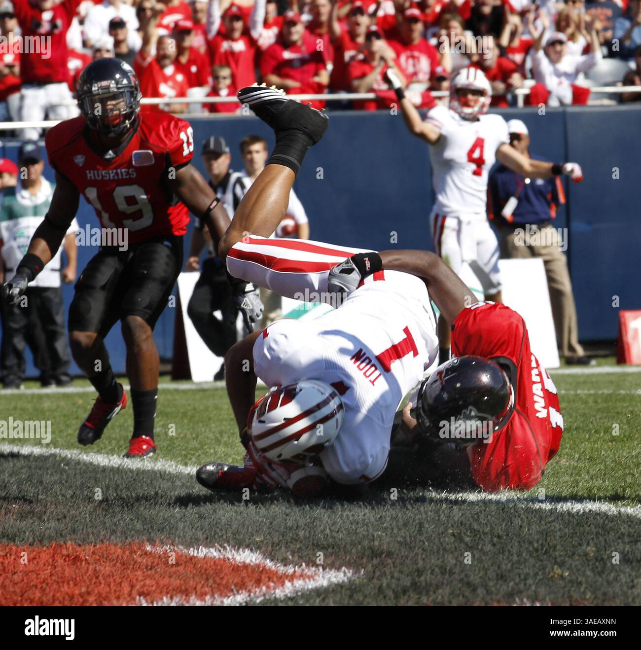 17 septembre 2011 - Chicago, il, USA - le receveur large du Wisconsin Jared Abbrederis (4) tire son poing alors que le receveur large de son coéquipier Nick Toon (1) marque un touchdown sur le dos défensif du nord de l'Illinois Jimmie Ward (15) lors du premier quart-temps au Soldier Field à Chicago, Illinois, samedi 17 septembre 2011. Le Wisconsin a battu la NIU, 49-7. (Crédit image : © Nuccio Dinuzzo/Chicago Tribune/MCT/ZUMAPRESS.com) Banque D'Images