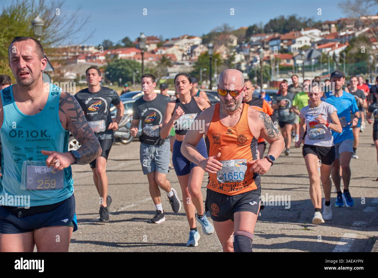 Nigran,Pontevedra,Espagne ;6 avril 2025 ;cette image en gros plan capture l'énergie et la détermination des coureurs participant à la course annuelle Vigo-Bayona Banque D'Images