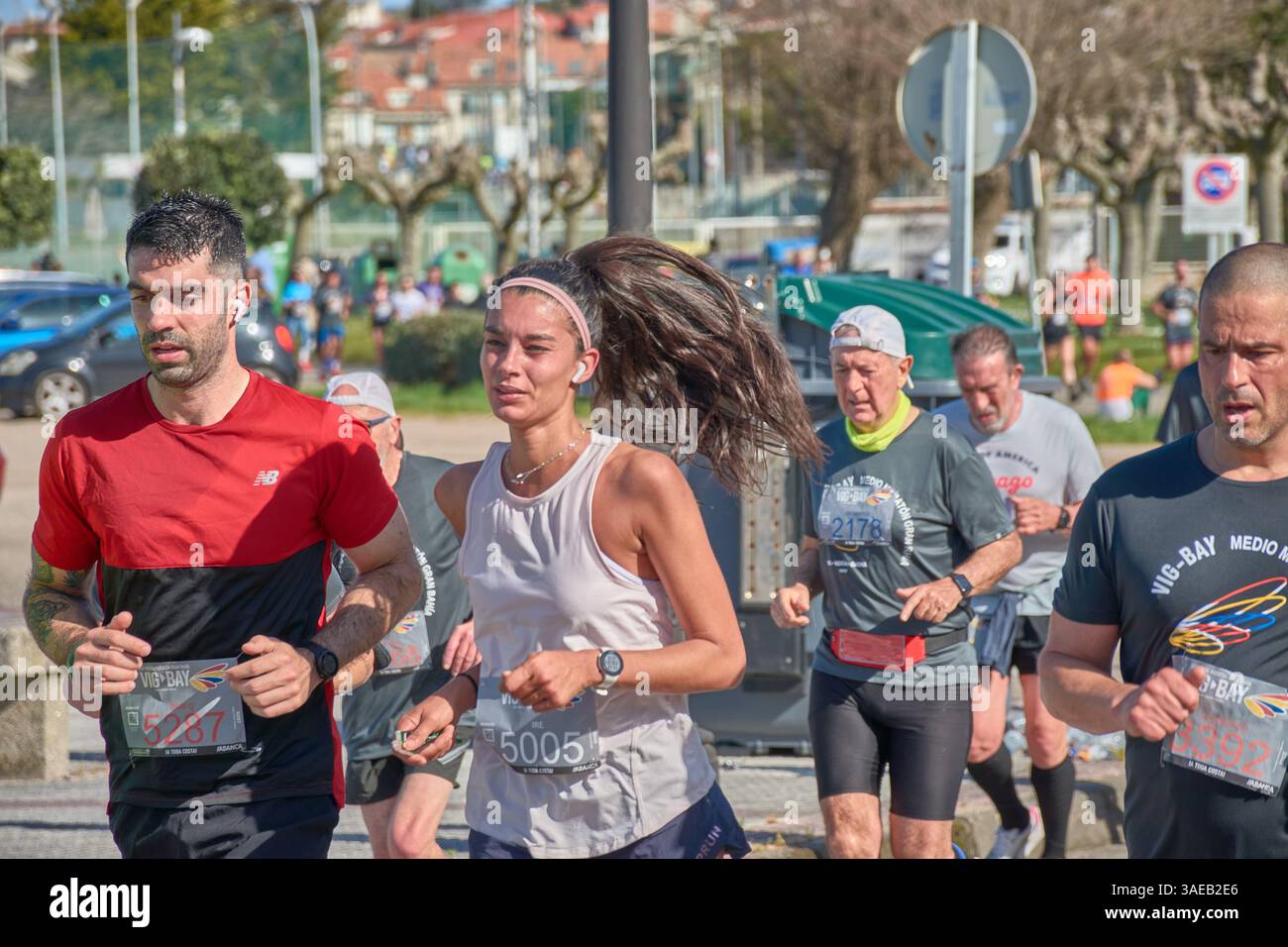 Nigran,Pontevedra,Espagne ;6 avril 2025 ;cette image en gros plan capture l'énergie et la détermination des coureurs participant à la course annuelle Vigo-Bayona Banque D'Images