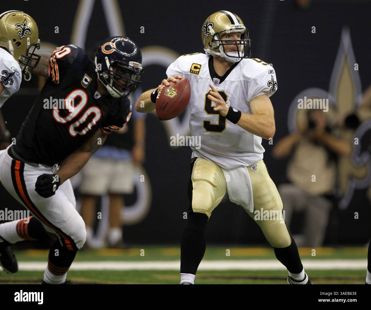 18 septembre 2011 - Nouvelle-Orléans, LOUISIANE, États-Unis - Drew Brees des Saints de la Nouvelle-Orléans semble passer, alors que Julius Peppers des Chicago Bears exerce une pression au 4e quart-temps. Les Saints de la Nouvelle-Orléans battent les Bears de Chicago, 30-13, au Superdome de la Nouvelle-Orléans, en Louisiane, le dimanche 18 septembre 2011. (Crédit image : © Scott Strazzante/Chicago Tribune/MCT/ZUMAPRESS.com) Banque D'Images