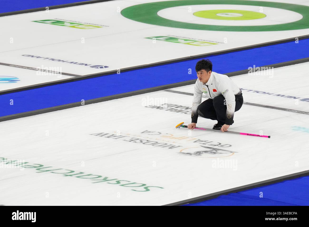 Moose Jaw, Can. 06 avril 2025. Le capitaine chinois Xiamong Xu regarde sa pierre lors du tirage de la médaille de bronze de son pays contre le Canada au Championnat mondial de curling masculin à Moose Jaw, Sask., le dimanche 6 avril 2025. Crédit : la presse canadienne/Alamy Live News Banque D'Images