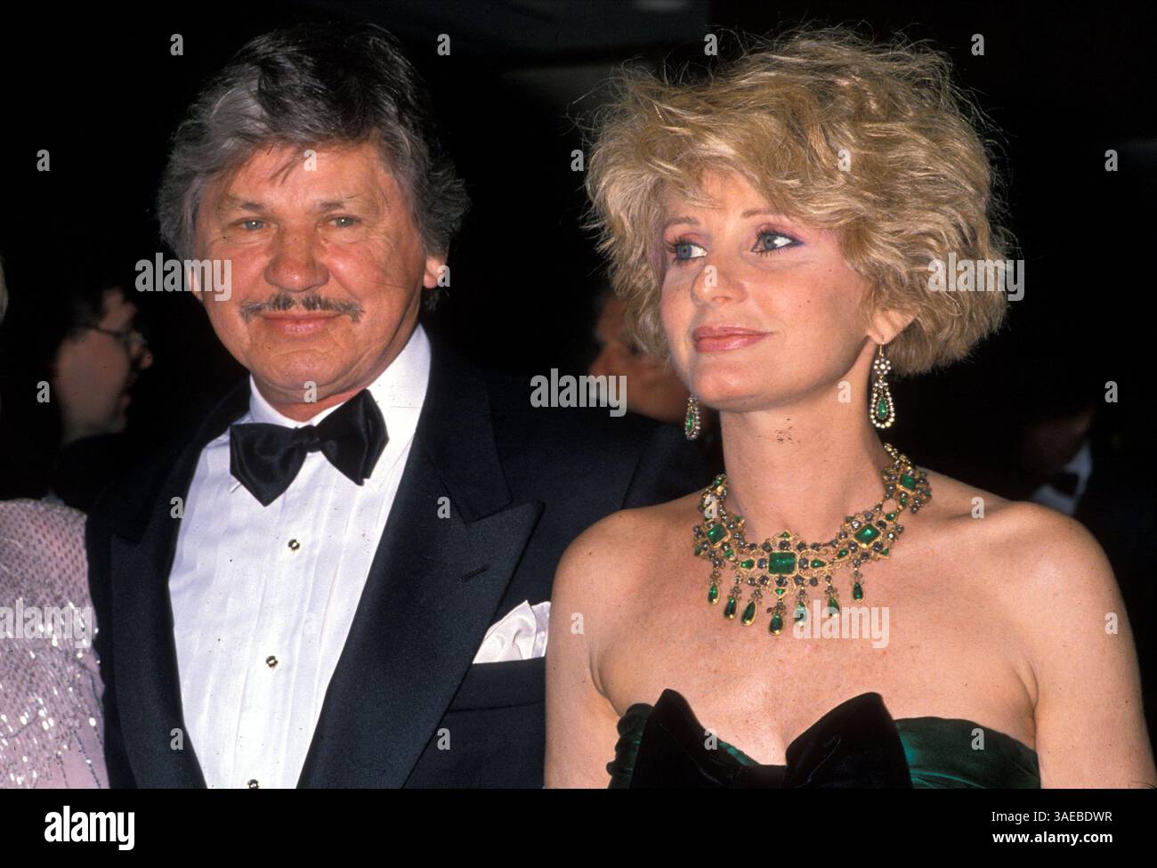 11 décembre 1988 ; Los Angeles, CA, États-Unis ; (PHOTO DU DOSSIER) L'acteur CHARLES BRONSON est mort de pheumonie à l'âge de 81 ans, après avoir été hospitalisé pendant des semaines. Bronson a joué le rôle du dur dans des films d'action tels que Death Wish. Il a construit son image macho dans les films européens en France, en Italie et en Espagne avant de trouver une popularité aux États-Unis. L'acteur CHARLES BRONSON avec sa femme JILL IRELAND aux Rudy Awards.. (Crédit image : Laura Luongo/ZUMAPRESS.com) Banque D'Images