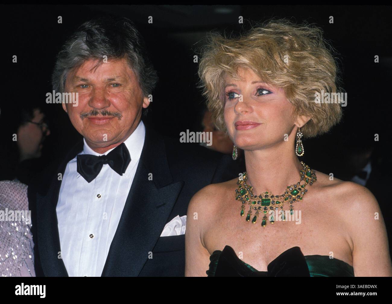 L'acteur CHARLES BRONSON meurt de pheumonie à l'âge de 81 ans, après avoir été hospitalisé pendant des semaines. Bronson a joué le rôle du dur dans des films d'action tels que Death Wish. Il a construit son image macho dans les films européens en France, en Italie et en Espagne avant de trouver une popularité aux États-Unis. L'acteur CHARLES BRONSON avec sa femme JILL IRELAND aux Rudy Awards. (Crédit image : Laura Luongo/ZUMAPRESS.com) Banque D'Images