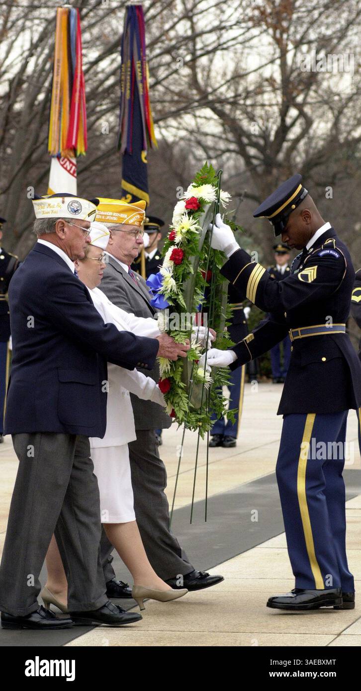 07 décembre 2001 ; Arlington, va, États-Unis ; (LtoR) JAY GROFF, survivant de Pearl Harbor, SUSAN SISLER, présidente nationale auxiliaire d'AMVETS et JOSEPH LIPOWSKI, commandant national d'AMVETS, sont assistés par le sergent d'état-major MARVIN KELLEY Jr. Pendant la cérémonie de dépôt de la couronne @ la tombe des inconnus au cimetière d'Arlington.. (Crédit image : Isaac Menashe/ZUMAPRESS.com) Banque D'Images