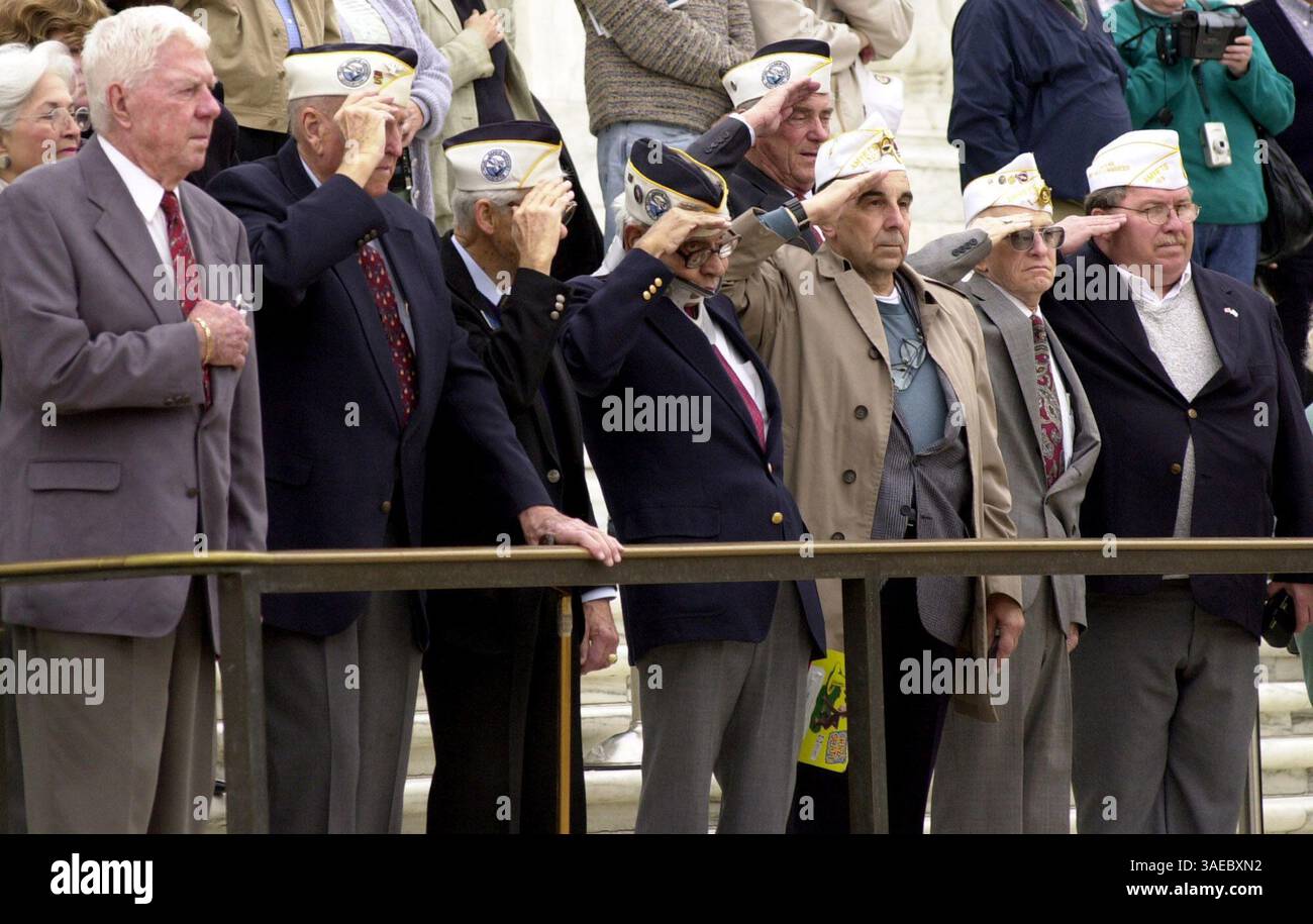 07 décembre 2001 ; Arlington, va, États-Unis ; les survivants de Pearl Harbor et les vétérans de la seconde Guerre mondiale saluent le jeu The Taps lors de la cérémonie de dépôt de la couronne au Tomb of the Unknown au cimetière national d'Arlington. (Crédit image : Isaac Menashe/ZUMAPRESS.com) Banque D'Images