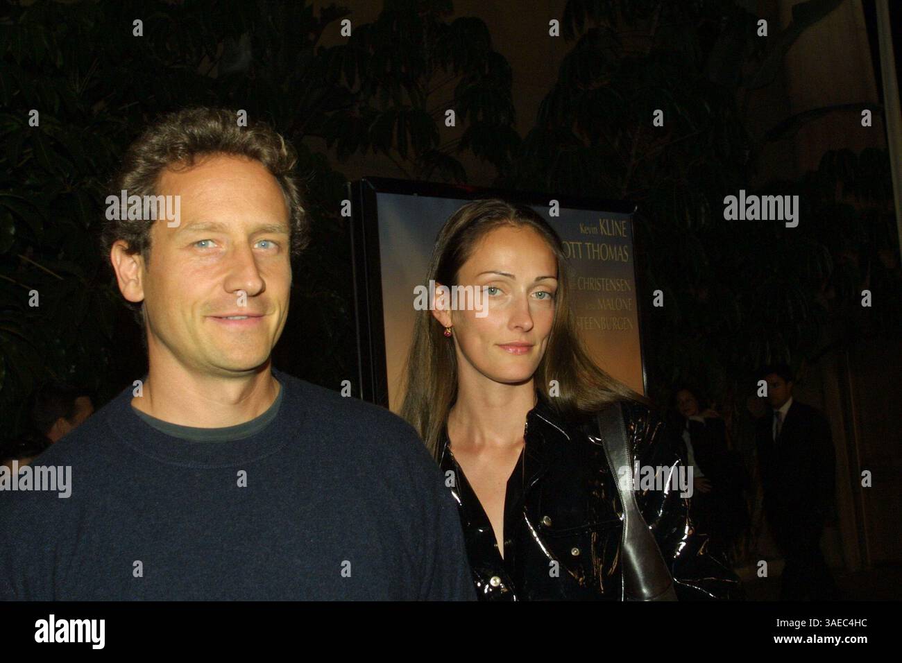 24 octobre 2001 ; Los Angeles, CALIFORNIE, États-Unis ; acteur SAM ROBARDS & Wife SIDSEL @ la première de 'Life as a House.'. (Crédit image : Robert Millard/ZUMAPRESS.com) Banque D'Images
