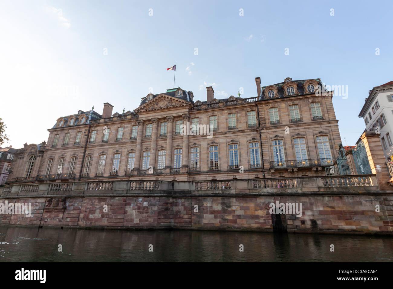 STRASBOURG, FRANCE - 19 SEPTEMBRE 2024 : la majestueuse façade du Palais Rohan à Strasbourg, France Banque D'Images
