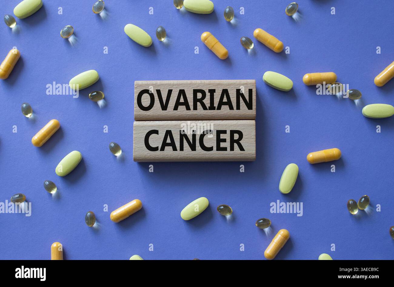 Symbole du cancer de l'ovaire. Concept de cancer de l'ovaire sur blocs de bois. Beau fond violet avec des pilules. Médecine et concept de cancer de l'ovaire. Copier Banque D'Images