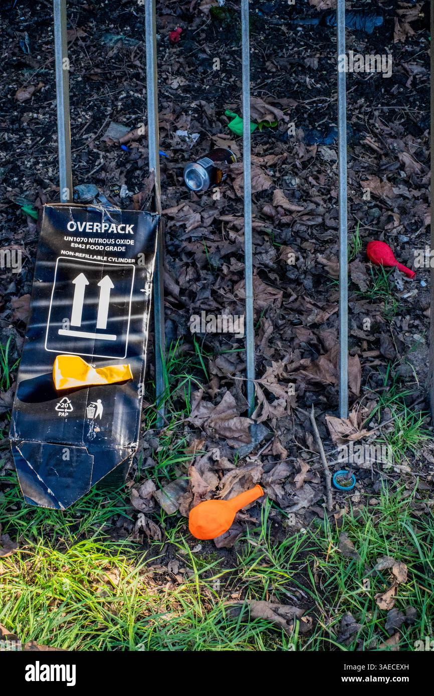 Abus de protoxyde d'azote (gaz rigolant) dans un emballage de restauration utilisant des ballons de fête. L'abus de drogues chez les adolescents. Whitchurch. Cardiff, pays de Galles. ROYAUME-UNI Banque D'Images