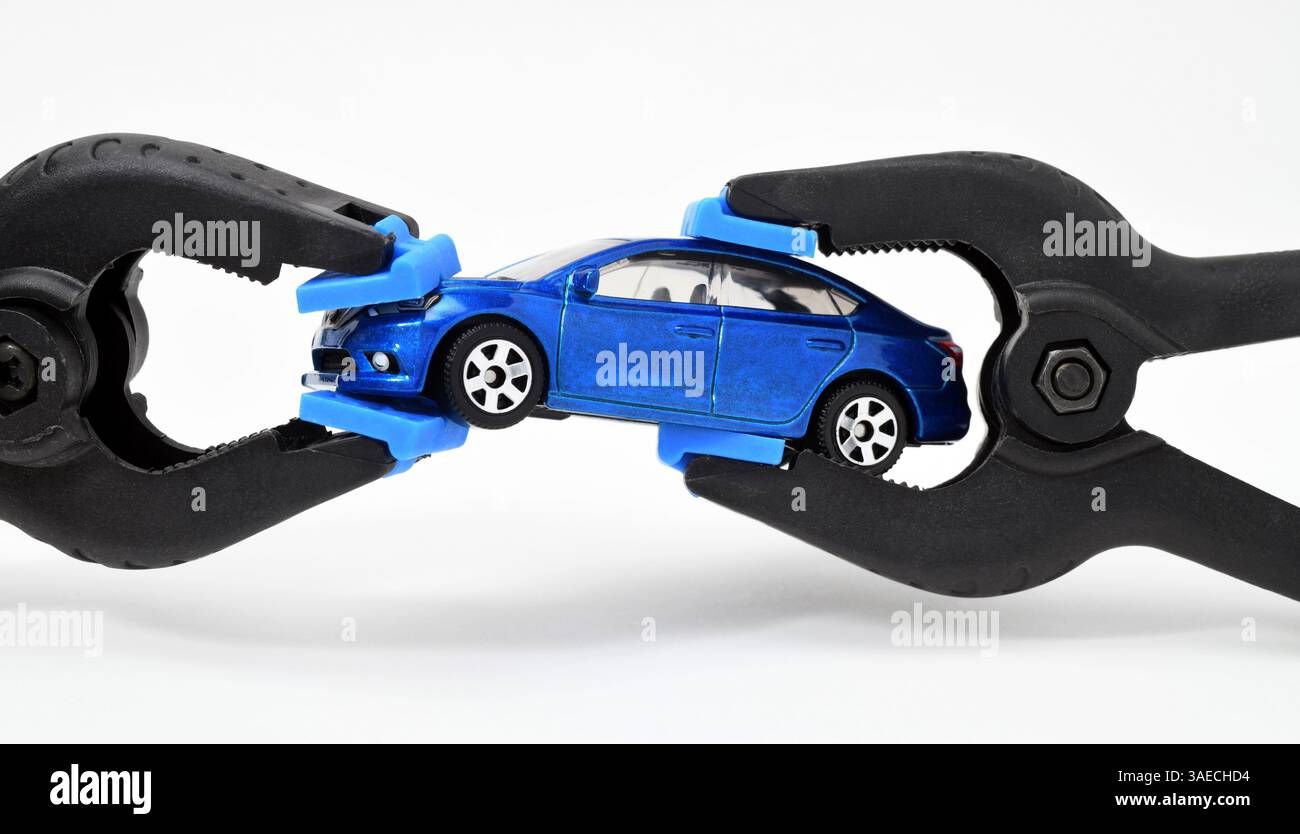 VOITURE MODÈLE DANS LES MÂCHOIRES DES PINCES RE TARIFS TAXE COMMERCE AUTOMOBILISTES IMPORTATIONS EXPORTATIONS ETC UK Banque D'Images