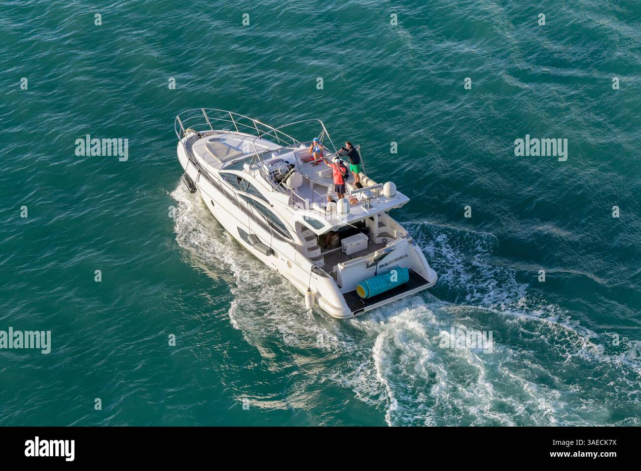 Miami, Floride, États-Unis - 4 janvier 2025 : vue aérienne d'un bateau à moteur de luxe naviguant dans le port de Miami. Banque D'Images
