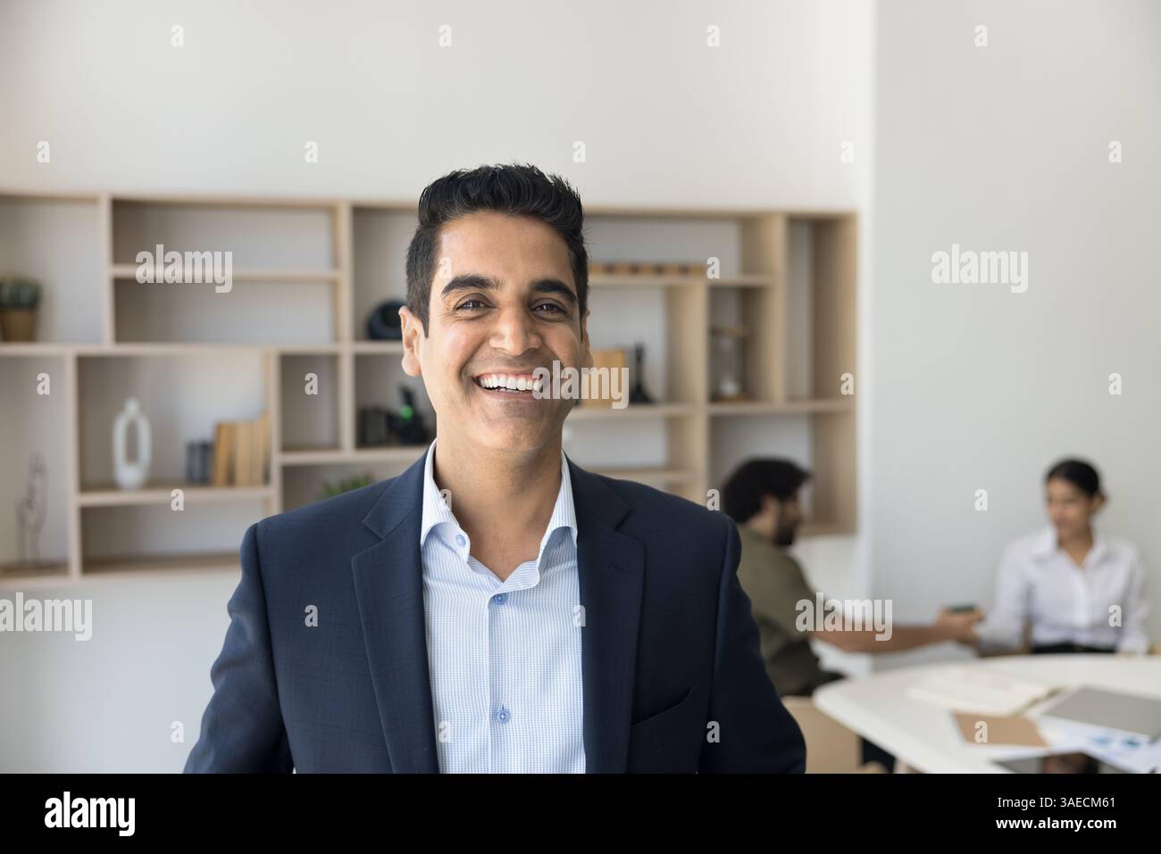 Portrait de tête heureux, homme d'affaires indien mature réussi des années 40 Banque D'Images
