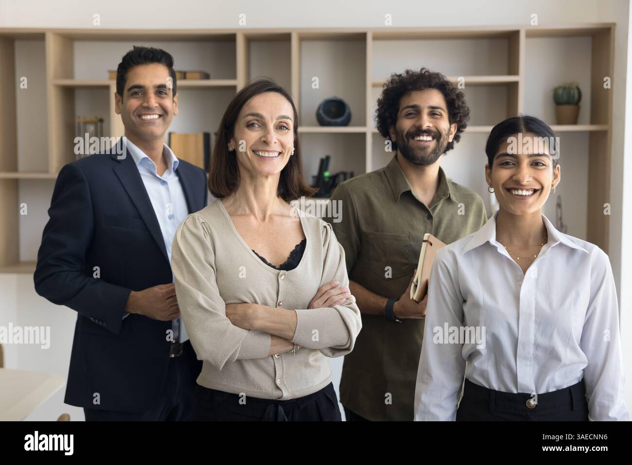 Des professionnels souriants, des membres de l'équipe d'entreprise regardant, posant pour la caméra Banque D'Images