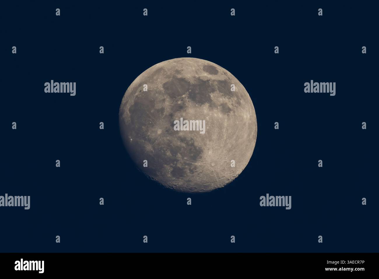 Pleine lune dans le ciel nocturne. Banque D'Images