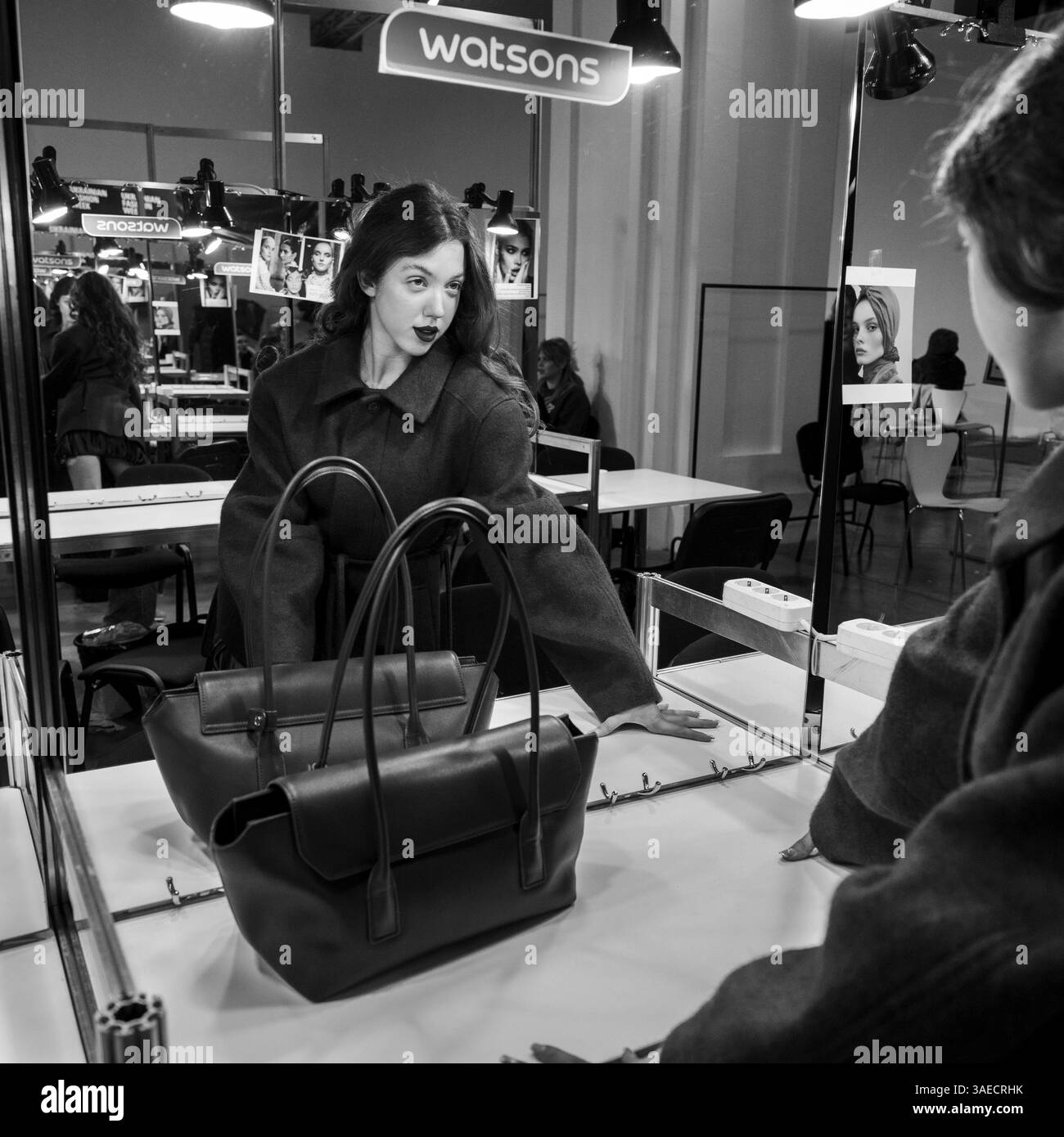 Kiev, Ukraine - 15 février 2025 : les mannequins posent en toute confiance dans les coulisses pendant la semaine ukrainienne de la mode, présentant les dernières collections de la marque Diieva, dans une atmosphère vibrante. Banque D'Images