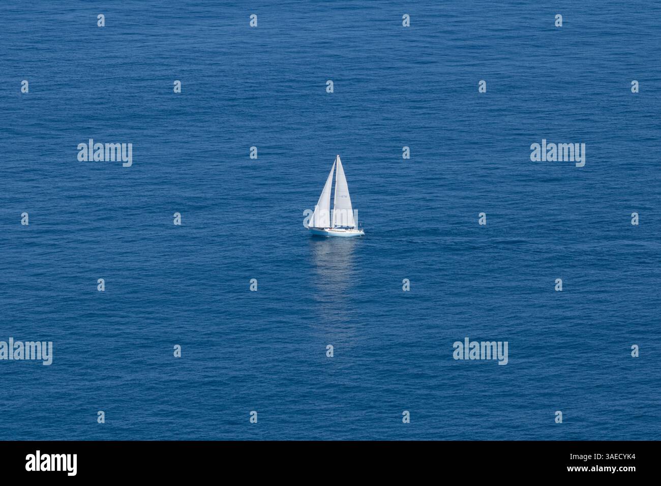 Eaux calmes et cristallines reflétant la lumière douce du soleil, créant une atmosphère sereine et apaisante avec un paysage naturel paisible. Banque D'Images