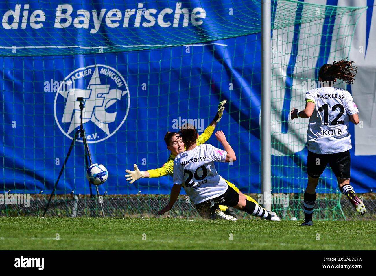 Sofia Anton (Torwart, FFC Wacker, 1) kann den Schuss nicht halten, Lisa Wutz (FFC Wacker, 20) und Sonja Kolb (FFC Wacker, 12) kommen zu spät, 06.04.2025, München (Deutschland), Fussball, Frauen Regionalliga Süd, FFC Wacker München - VfB Stuttgart Banque D'Images