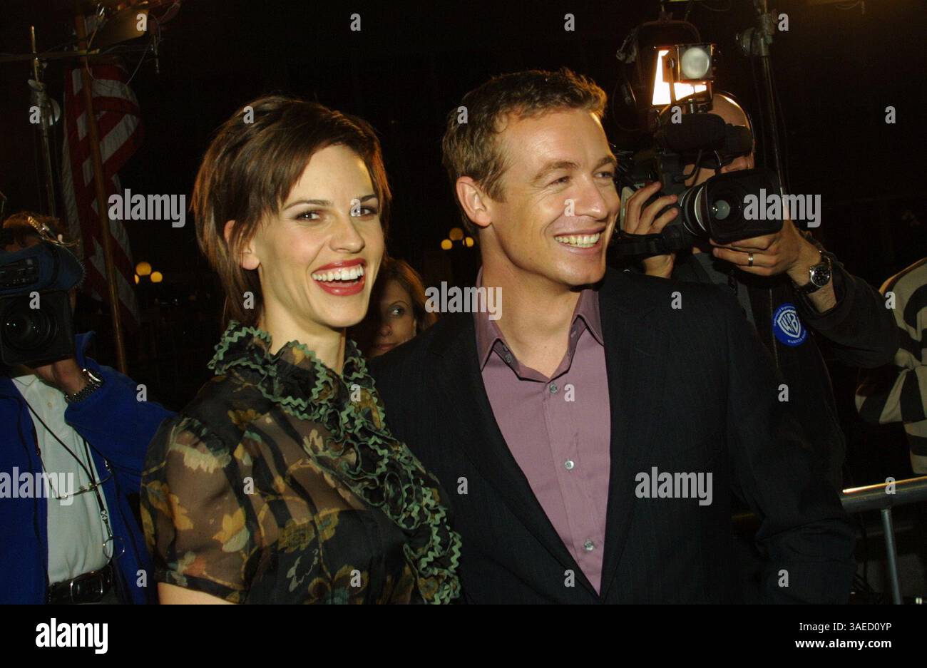 20 novembre 2001 ; Los Angeles, CA, États-Unis ; acteurs HILARY SWANK & SIMON BAKER @ la première de LA de 'The Affair of the Necklace.'. (Crédit image : Robert Millard/ZUMAPRESS.com) Banque D'Images