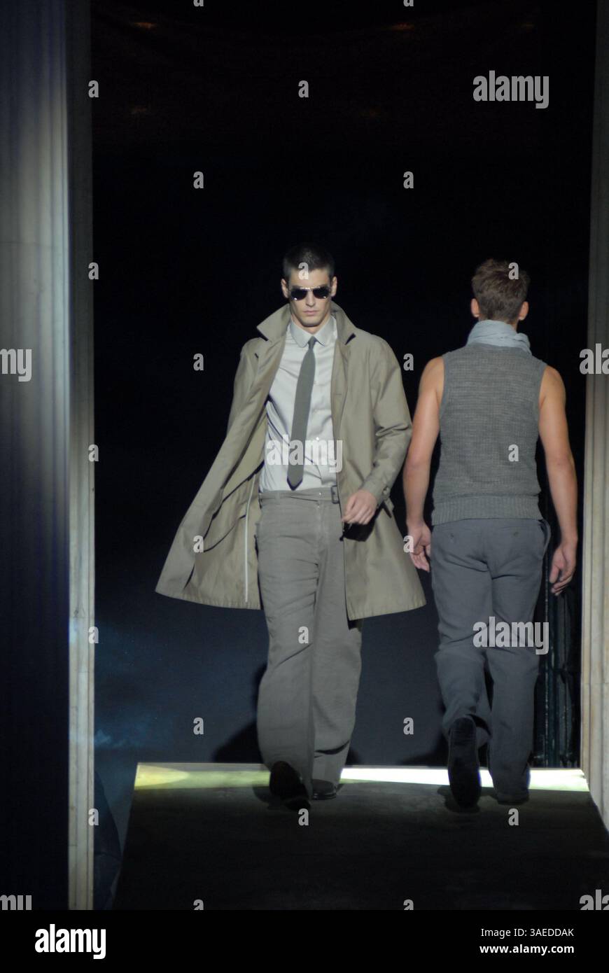 Oct 24, 2007 - Athènes, Grèce - des mannequins présentent des tenues de Under Rain par le créateur de mode Jon Varvatos pendant la semaine grecque de la mode au Zapeio Hall (crédit image : Polydoros Anastasselis/ZUMAPRESS.com) Banque D'Images