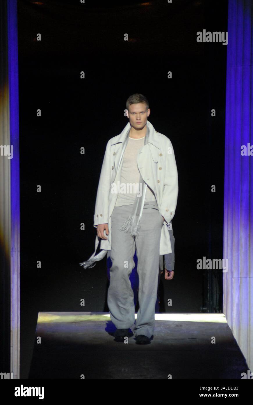 Oct 24, 2007 - Athènes, Grèce - des mannequins présentent des tenues de Under Rain par le créateur de mode Jon Varvatos pendant la semaine grecque de la mode au Zapeio Hall (crédit image : Polydoros Anastasselis/ZUMAPRESS.com) Banque D'Images