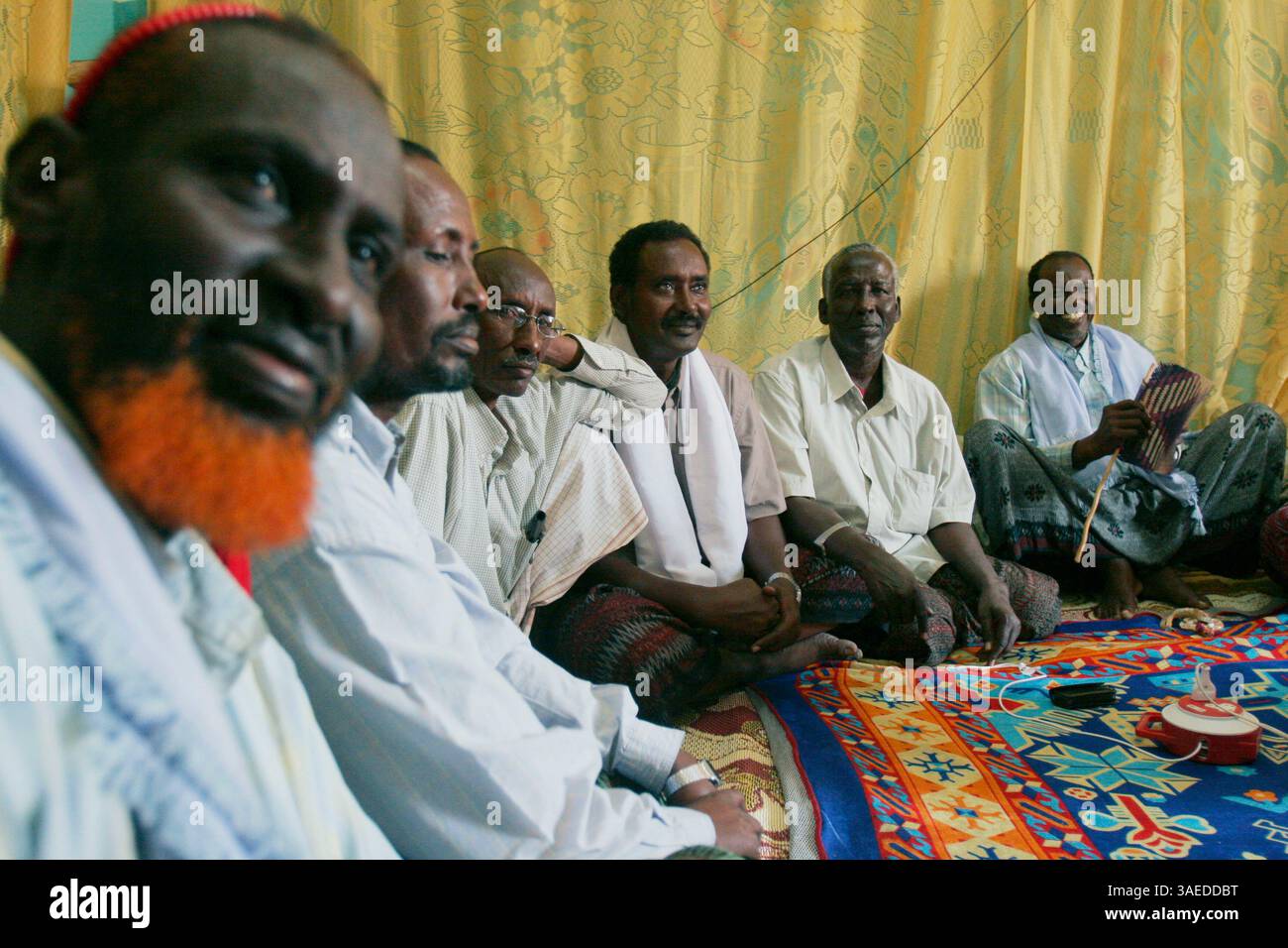 22 septembre 2005 ; Galkaayo, Puntland, SOMALIE ; la Somalie récemment autonome est menacée par l'expansion et les combats de l'UIC qui pourraient engloutir toute la Corne de l'Afrique dans un conflit renouvelé. Sur la photo, des aînés du sud de Galkaayo se rencontrent dans un hôtel pour discuter des perspectives futures de dialogue sur la consolidation de la paix ainsi que du récent démantèlement de la ligne de division imaginaire de la ville entre les clans Habar-Gidir et Darod. (Crédit image : Ryan Anson/ZUMAPRESS.com) Banque D'Images