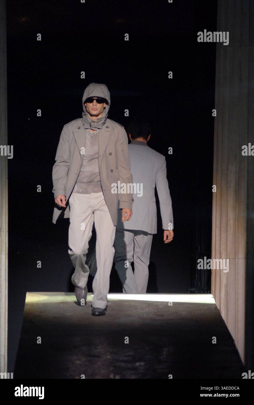 Oct 24, 2007 - Athènes, Grèce - des mannequins présentent des tenues de Under Rain par le créateur de mode Jon Varvatos pendant la semaine grecque de la mode au Zapeio Hall (crédit image : Polydoros Anastasselis/ZUMAPRESS.com) Banque D'Images